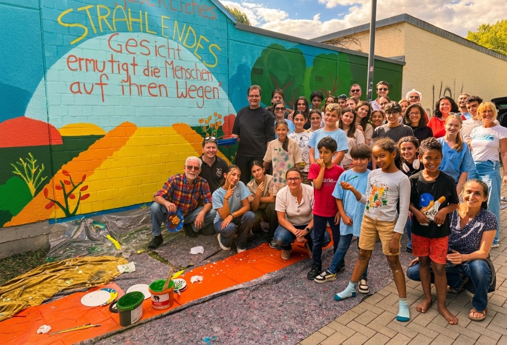 Große Gruppe vor der bemalten Wand am Plattenweg in Bad Vilbel